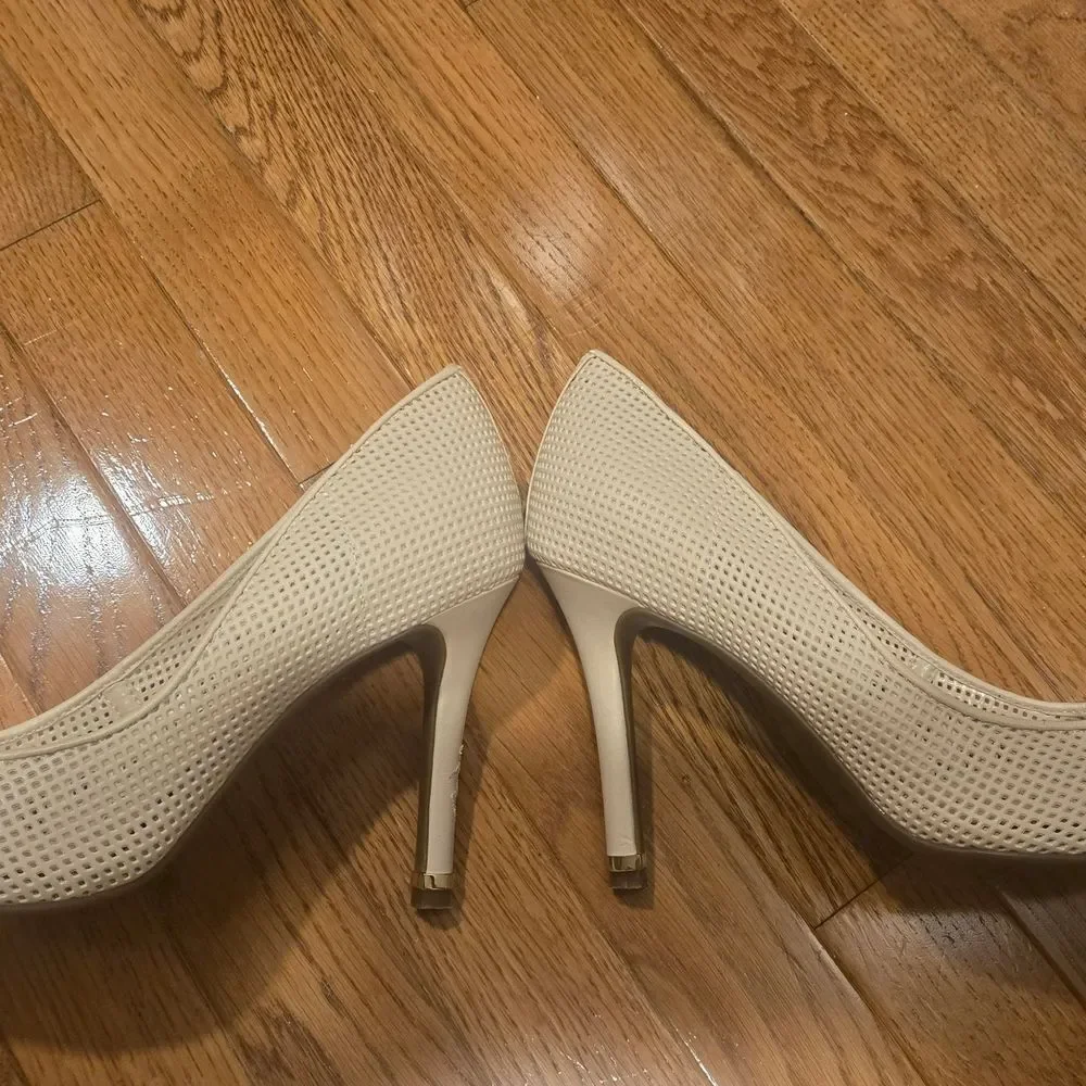 GUESS Women's Cream Heels